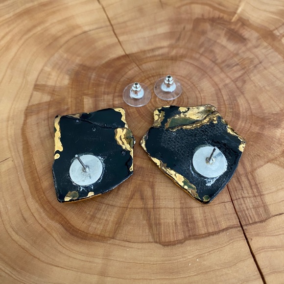 Animal print lightweight studs. - Picture 4 of 4